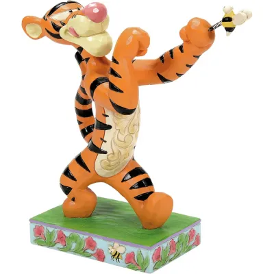 טיגר נלחם בדבורה - Tigger Fighting a Bee טיגר נלחם בדבורה - Tigger Fighting a Bee