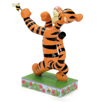 טיגר נלחם בדבורה - Tigger Fighting a Bee טיגר נלחם בדבורה - Tigger Fighting a Bee